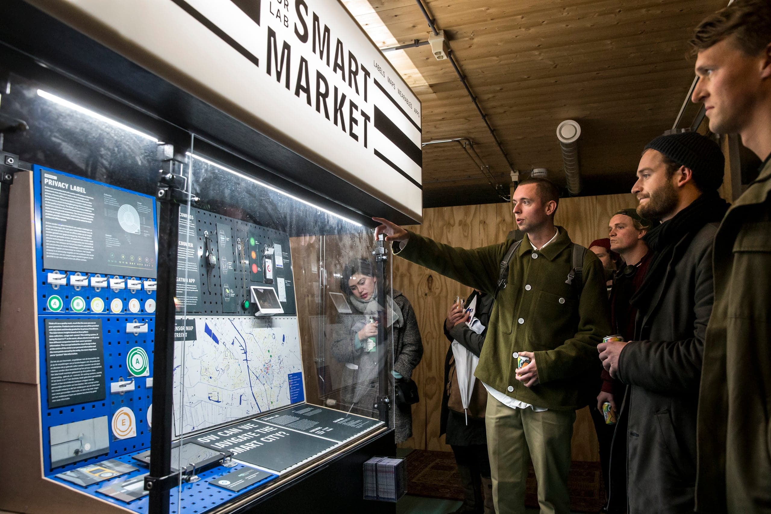 Gert Franke presenting the Smart Market to a small crowd at the kiosk.